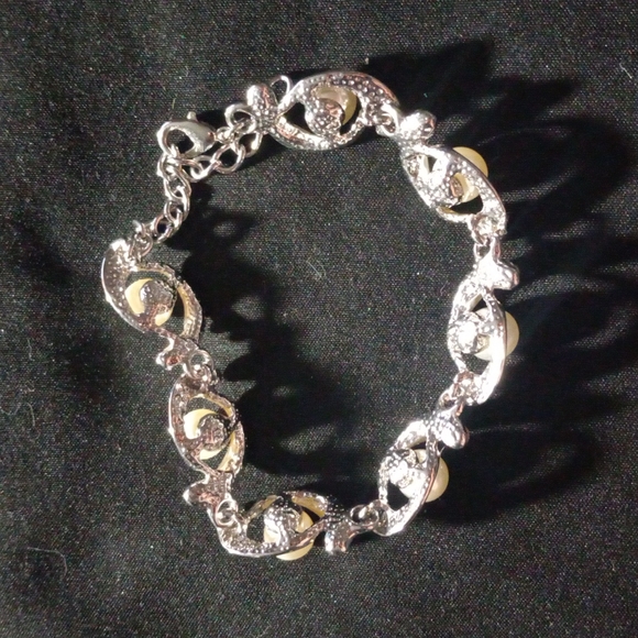 Silver Tone Pearl Bracelet - Picture 3 of 3